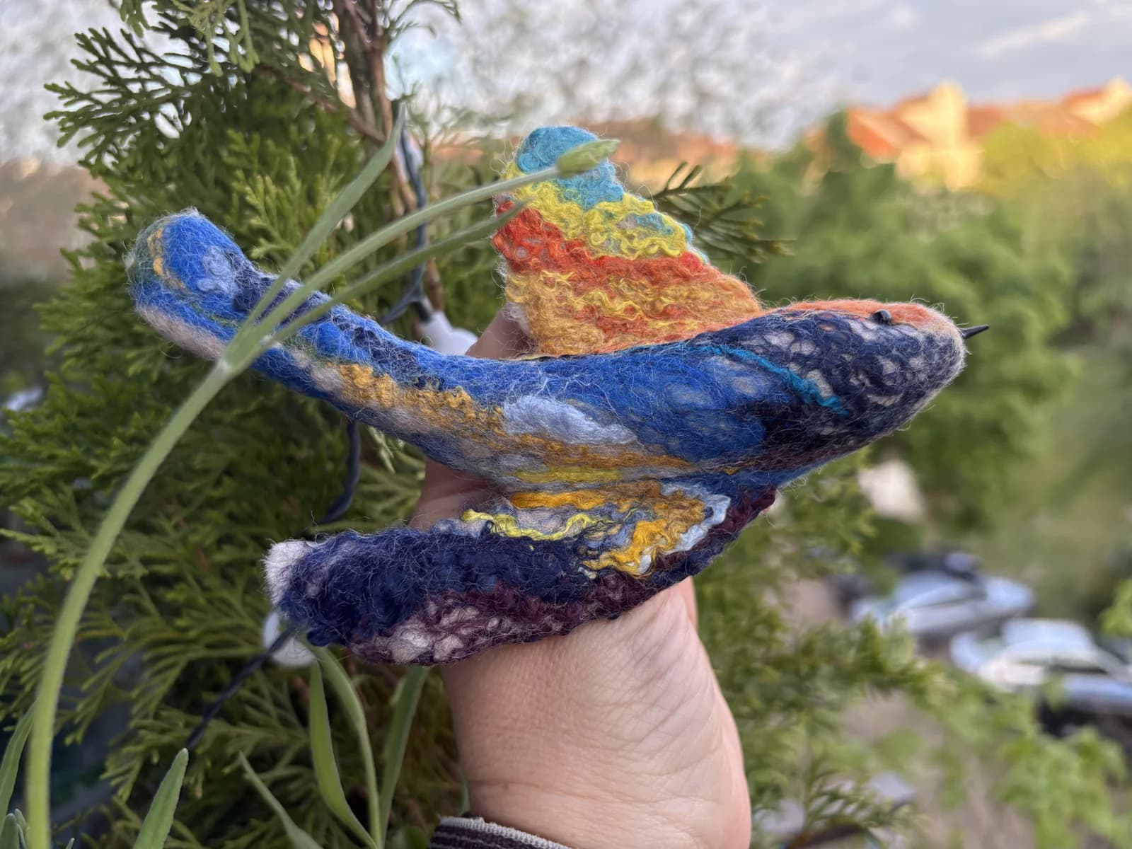 Pasăre Albastră cu Aripi Multicolore